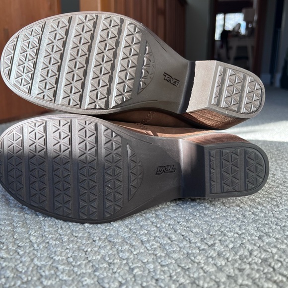 NWT Beautiful Teva Anaya Chelsea Waterproof boot. - Picture 6 of 9